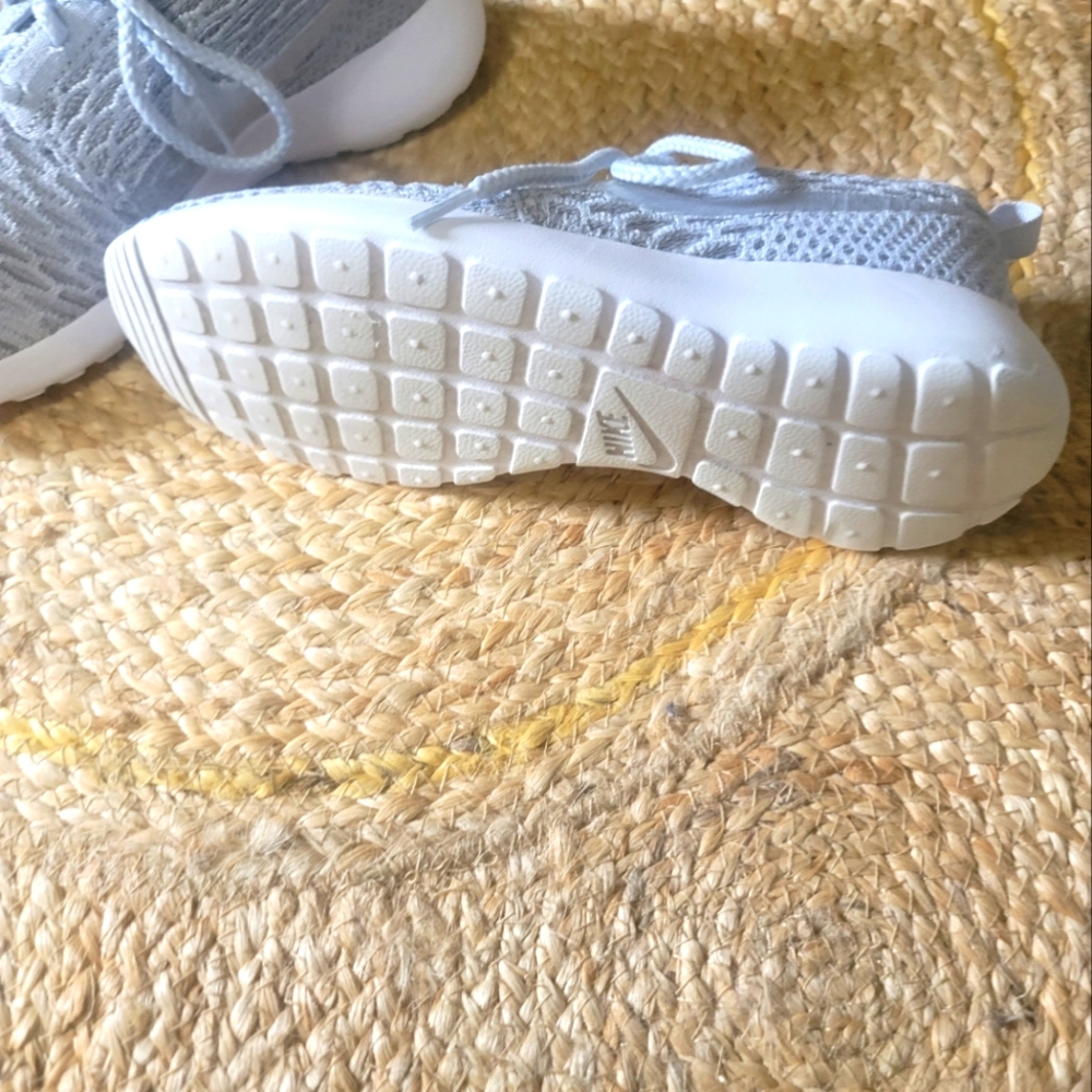 Nike Gray and White Knit Sneakers - Picture 4 of 6